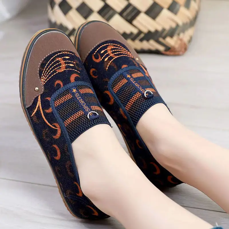 26 Autumn Old Beijing Cloth Shoes for Women, Middle-Aged and Elderly Mom Shoes, Non-Slip Soft Sole Rubber Shoes, Flat Shoes, Old Beijing Mom Shoes