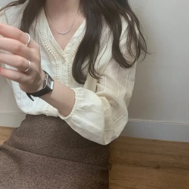 2023 V-neck Lace Shirt Women White Long Sleeve - Image 4
