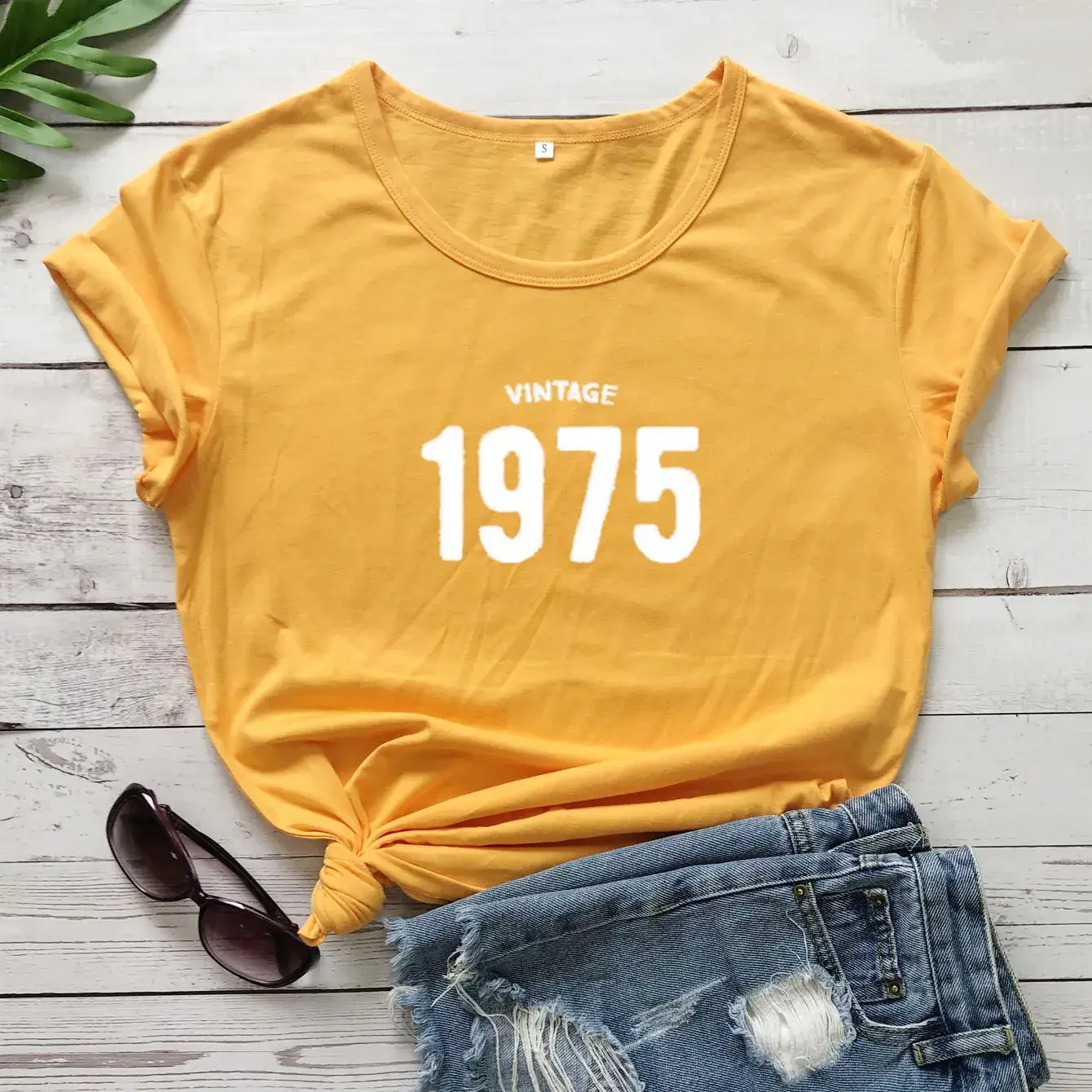 VINTAGE 1975 Red T-Shirt for Men Women - Image 5