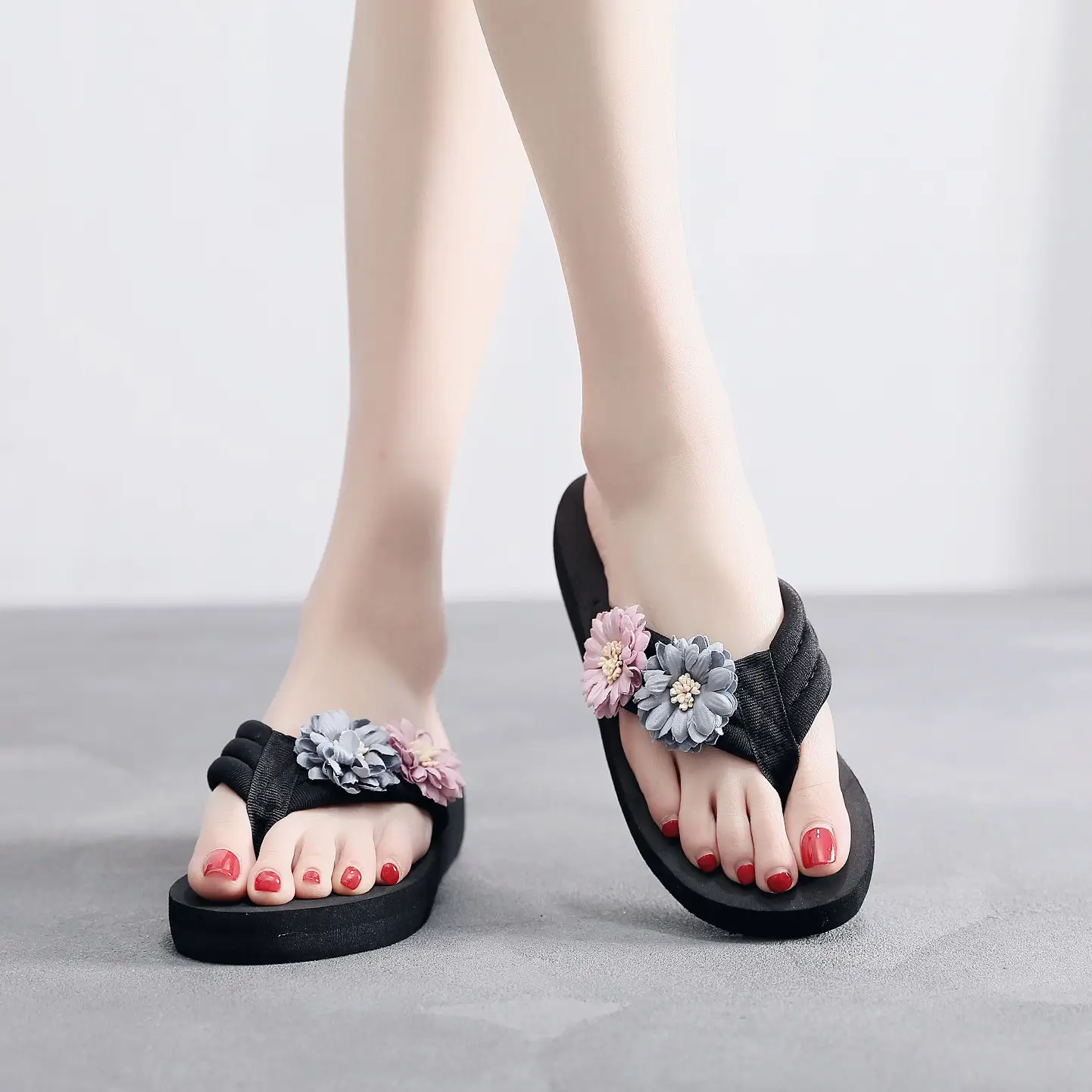 Women's Black Daisy Flower Flip Flops Casual Sandals