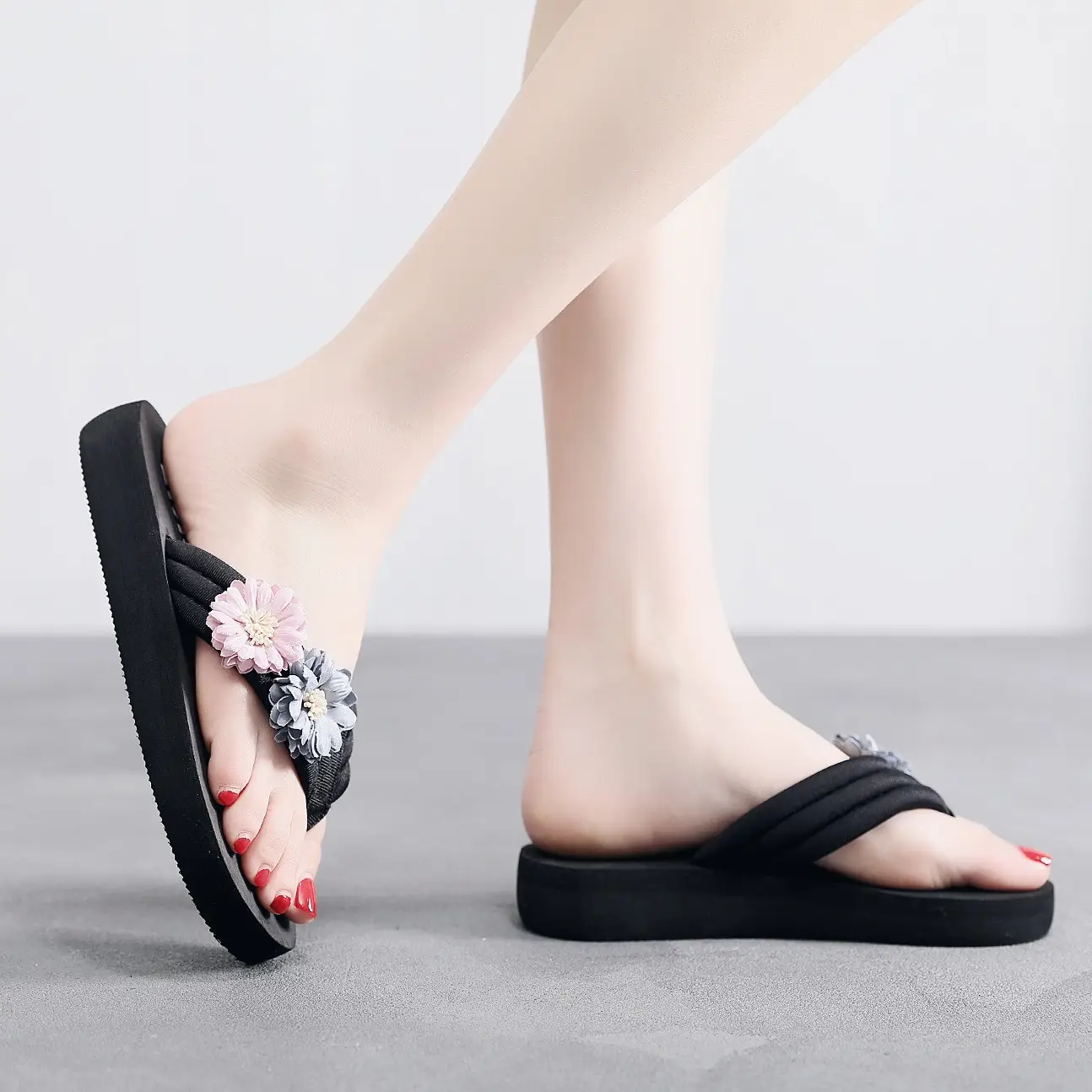 Women's Black Daisy Flower Flip Flops Casual Sandals