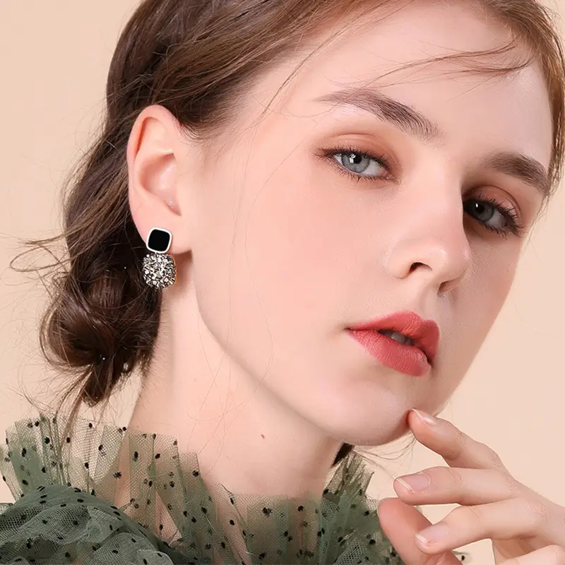 Sexy Round Face Earrings with Red Net Design