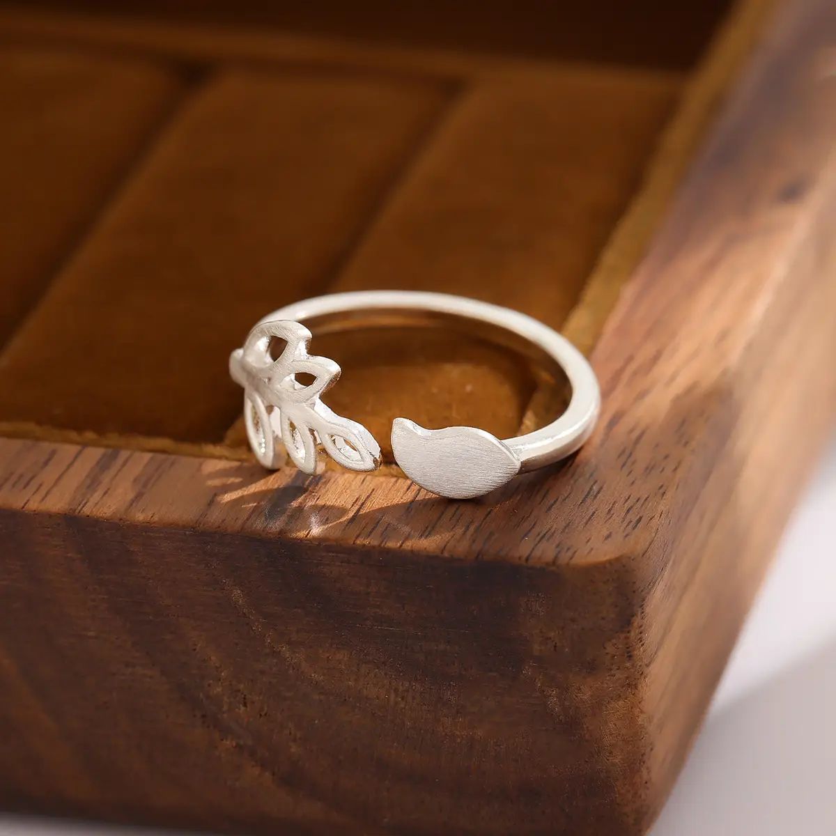 Silver Leaf Design Ring for Women - Image 4
