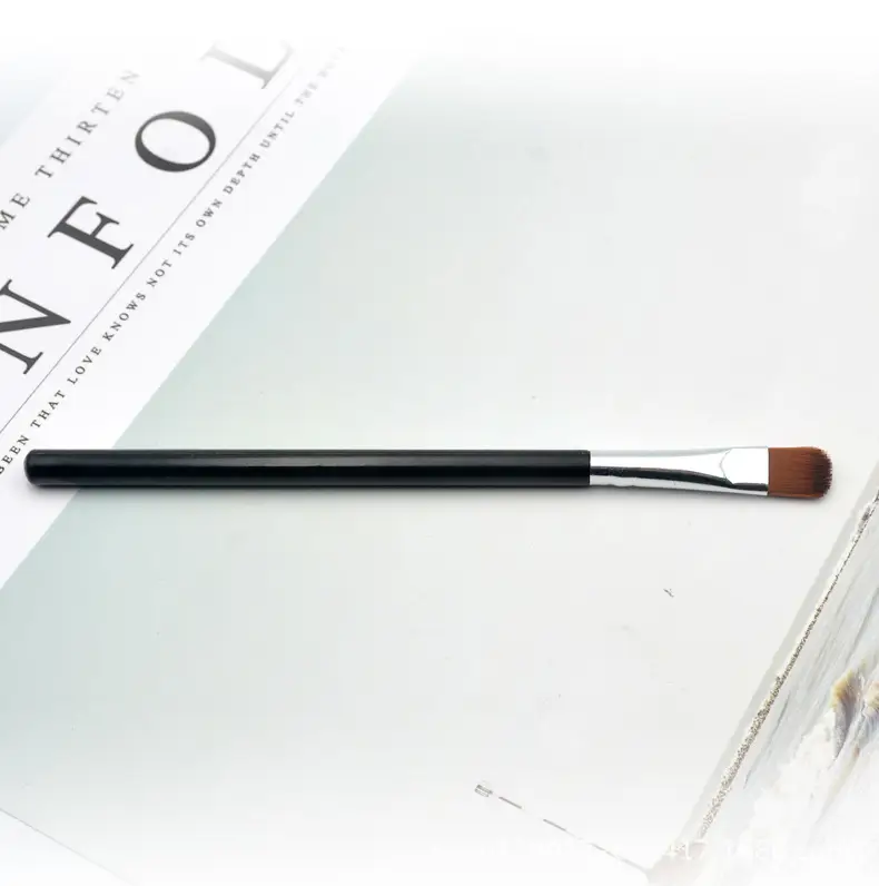 Single Beauty Makeup Brush for Eyeshadow Application — feature 10