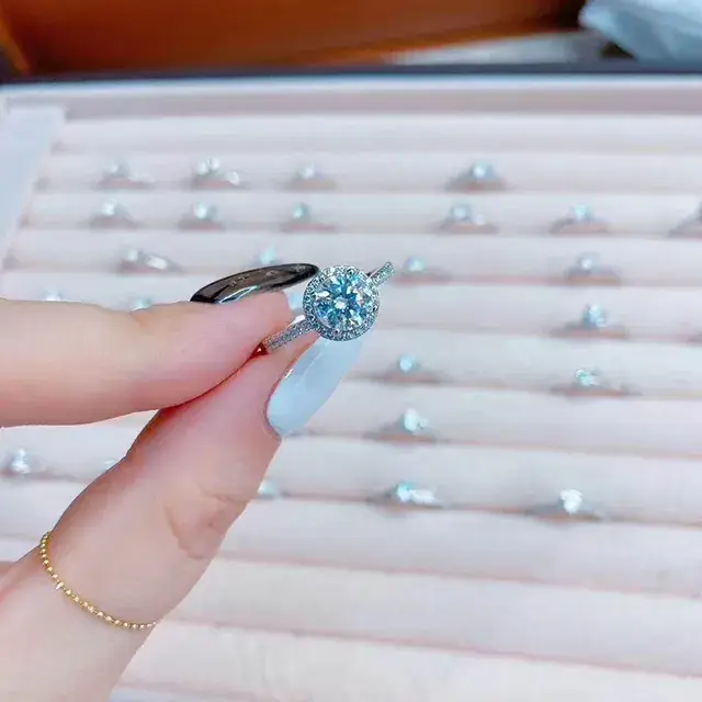 Moissanite Heart Ring S925 Silver Plated Platinum Gold Texture — feature 9