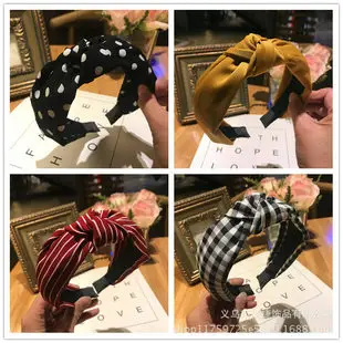 Black Korean Letter Hair Clip with Knotted Design — feature 3