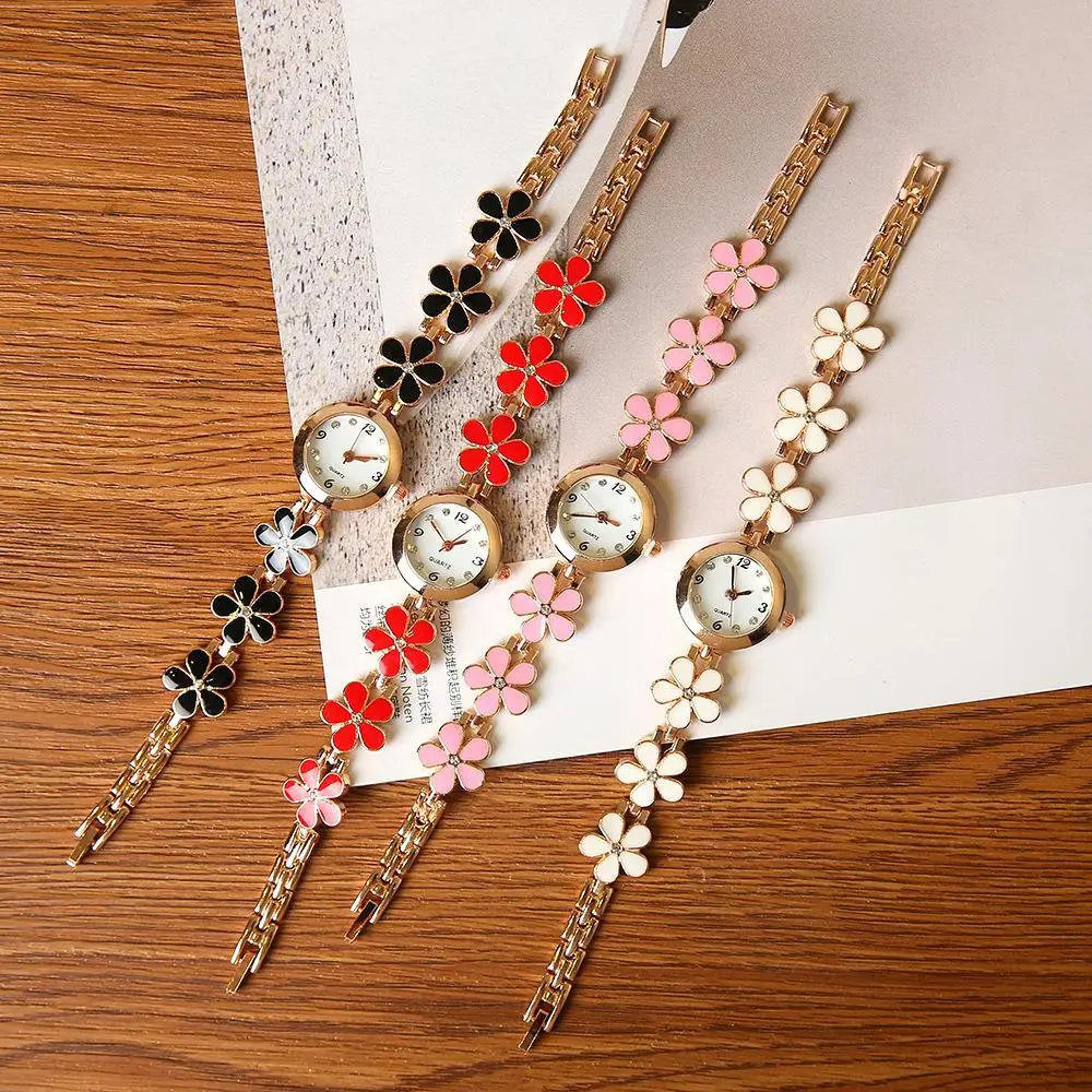 Popular women's casual fashion Clover five-leaf flower bracelet watch cute exquisite small girl jewelry watch — feature 1
