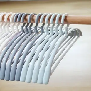 Wide Shoulder Plastic Water Bottle Hangers — feature 32