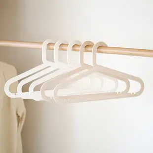 Wide Shoulder Plastic Water Bottle Hangers — feature 44