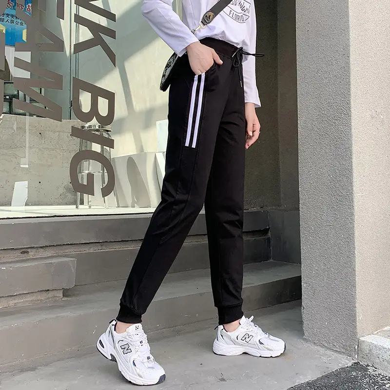 Women Black Elastic Waist Belted Cropped Pants