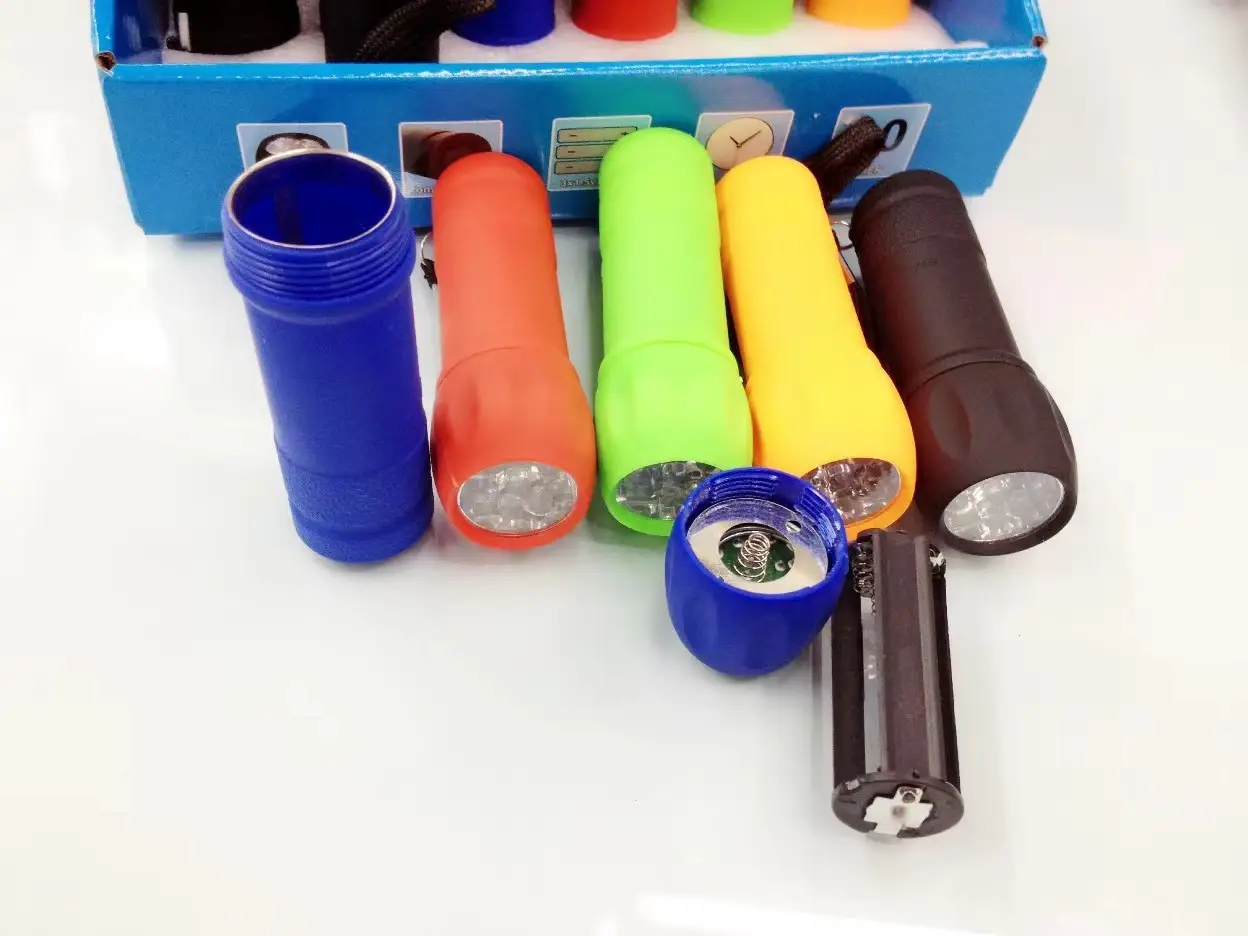 Outdoor LED Flashlight Yellow Dry Battery Portable — feature 8