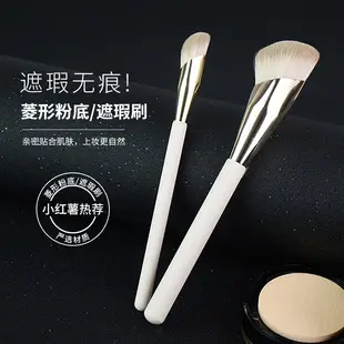 Fiber Brush for Contouring & Concealing with Angled Head — feature 8