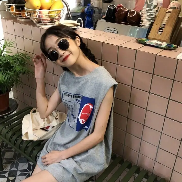 2025 Summer Women's Sleeveless Tank Top with Back Slit & Letter Print — feature 3
