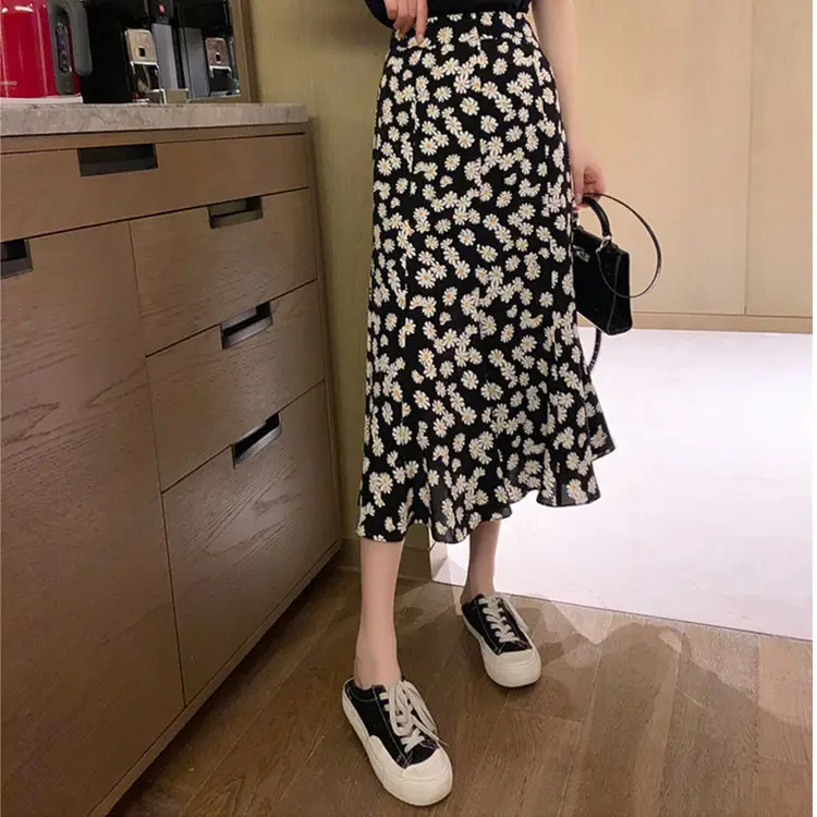 Women Daisy Printed Midi Skirt T-Shirt Set Black - Image 7
