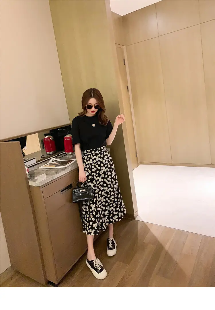 Women Daisy Printed Midi Skirt T-Shirt Set Black — feature 17