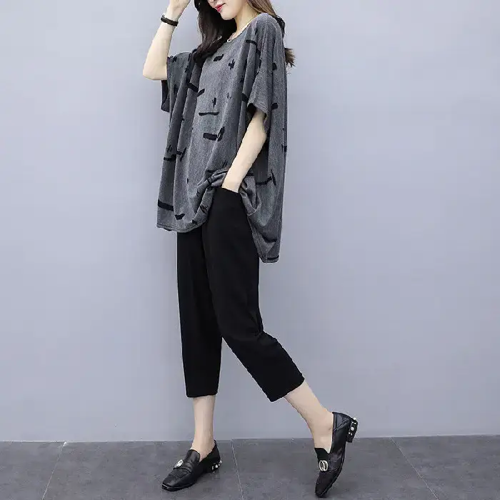 Plus Size Women's Gray Printed T-Shirt & Capri Pants Set - Image 3