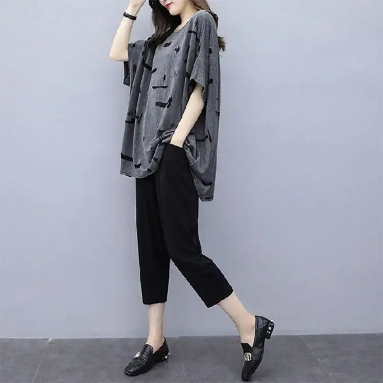 Plus Size Women's Gray Printed T-Shirt & Capri Pants Set - Image 4