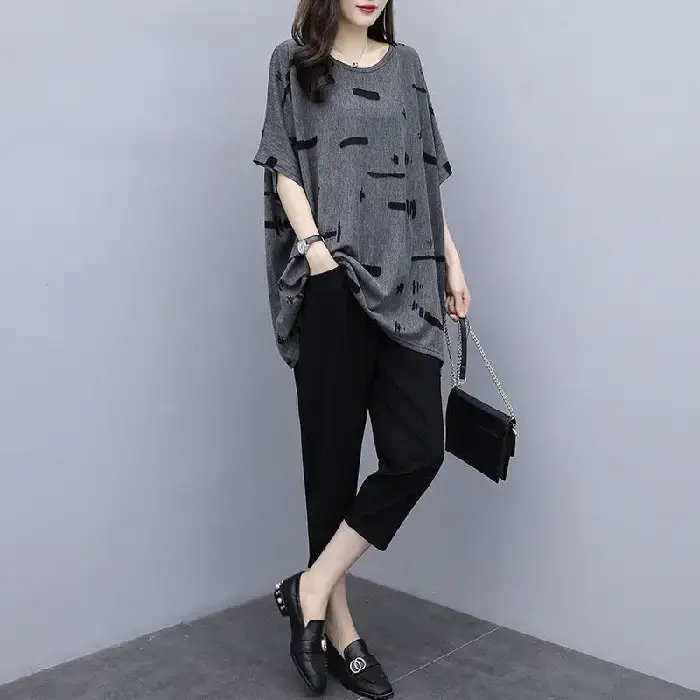 Plus Size Women's Gray Printed T-Shirt & Capri Pants Set - Image 5