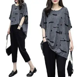 Plus Size Women's Gray Printed T-Shirt & Capri Pants Set - Image 6
