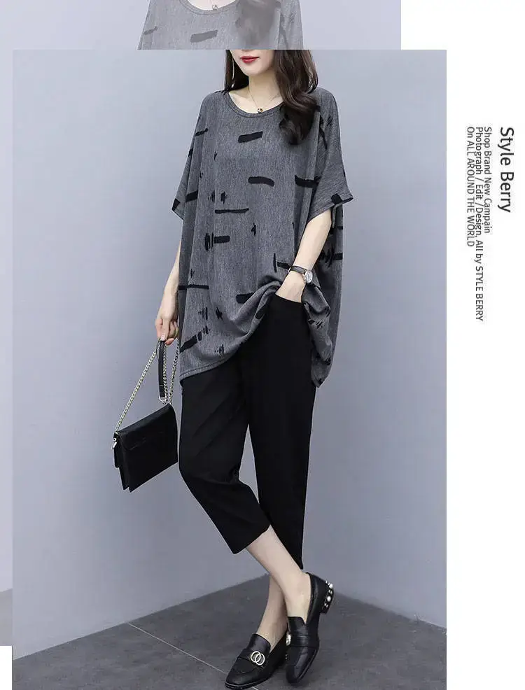 Plus Size Women's Gray Printed T-Shirt & Capri Pants Set — feature 9