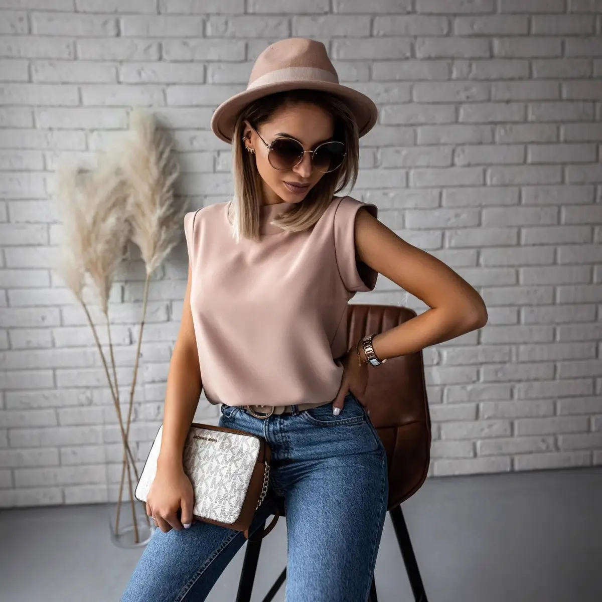 Women's Pink Sleeveless Collar Lip Print Top - Image 4
