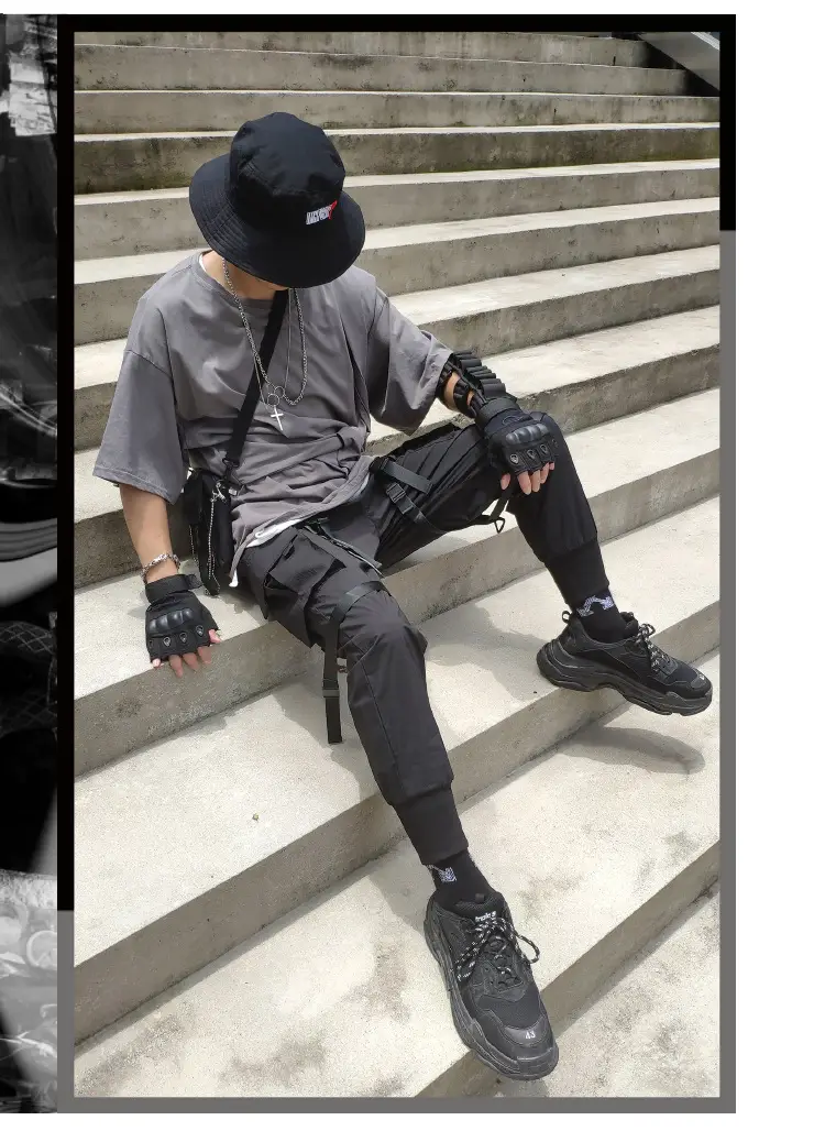 Men Black Three-Dimensional Pocket Pants — feature 2
