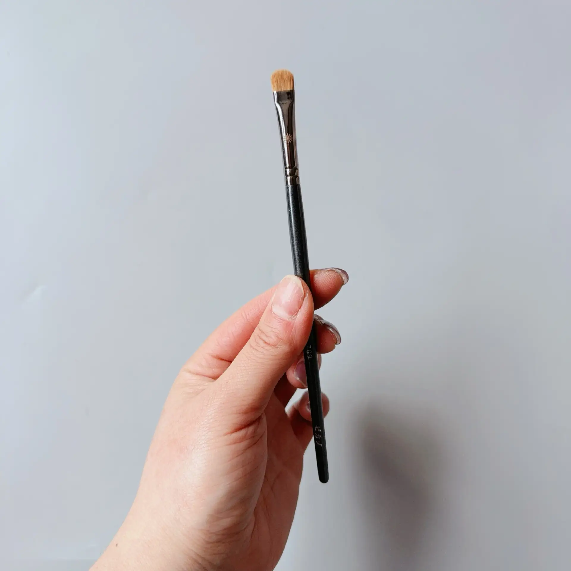 709 flat detail eye shadow brush