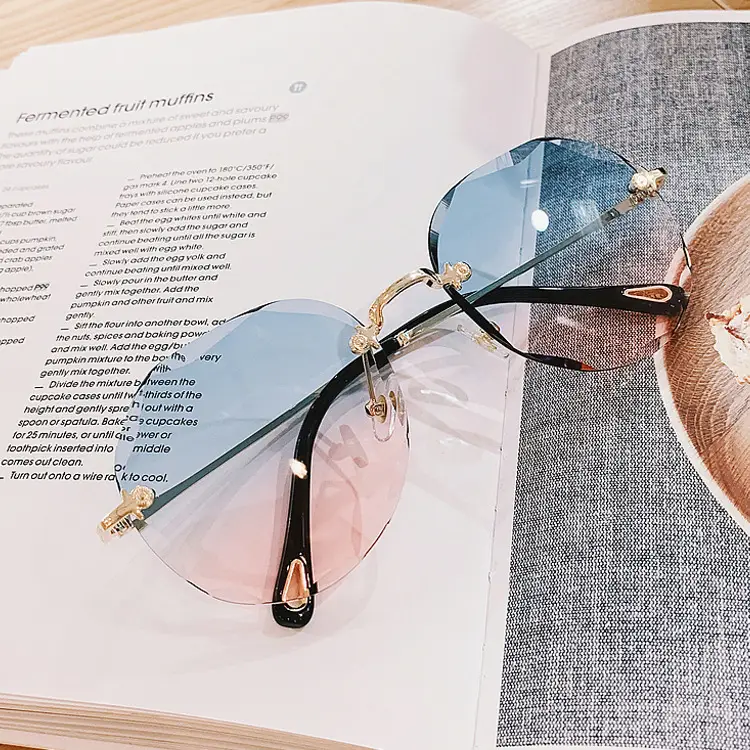 2024 Women's Cut Edge Sunglasses with Mirror Finish - Image 4