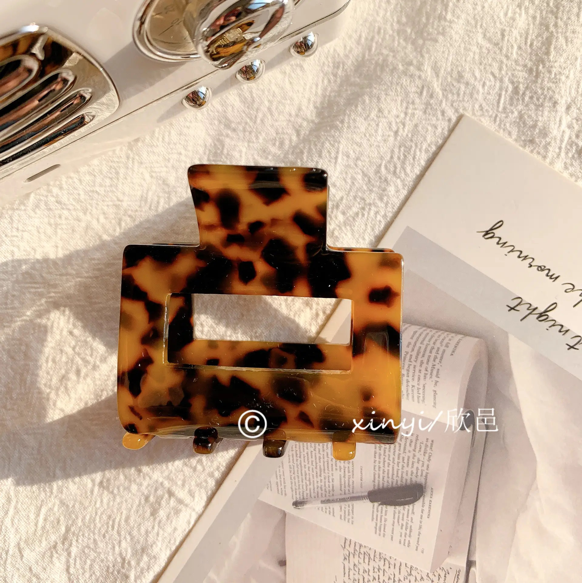 South Korea Acetic Acid Geometric Hairpin Clip