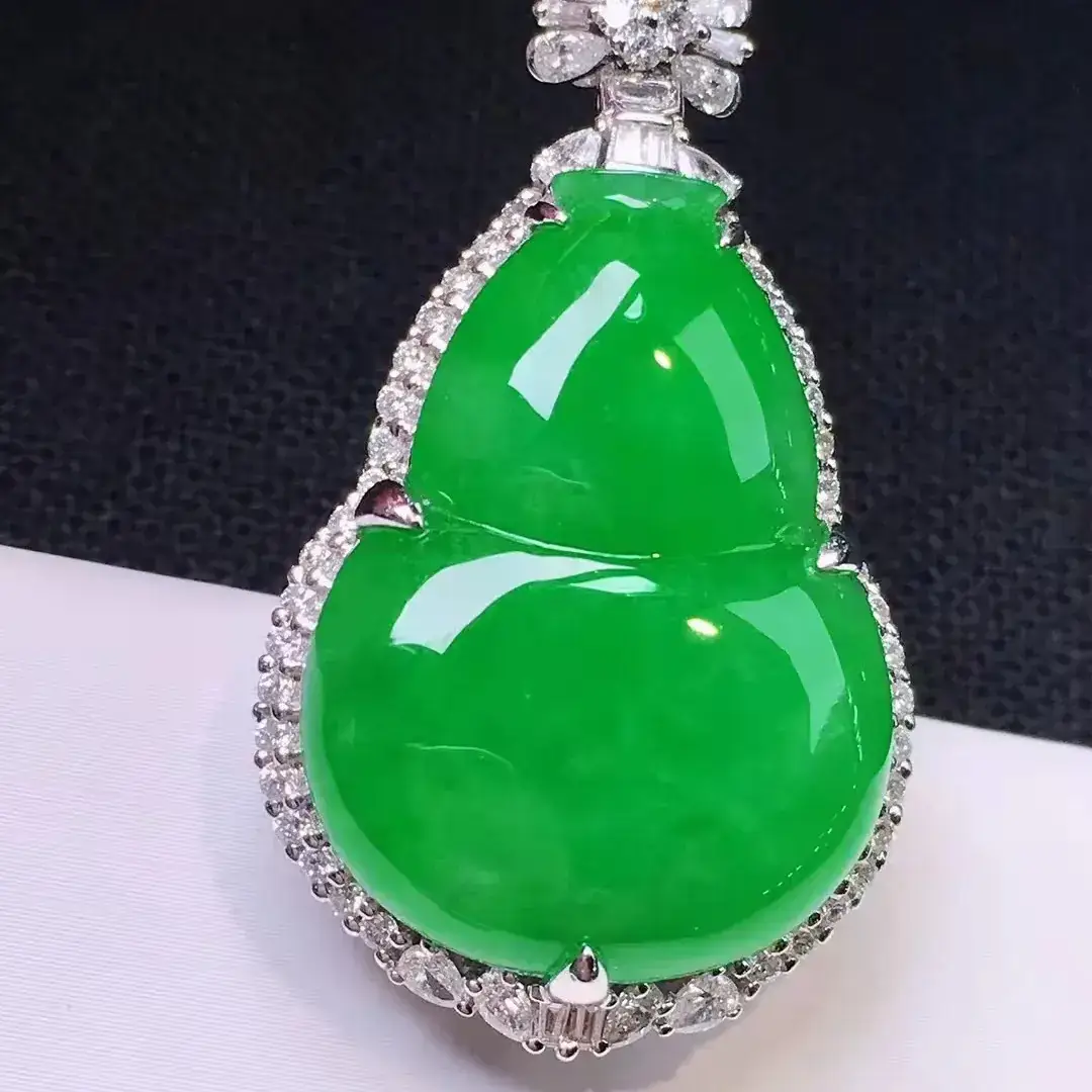 Yang Green Jade Pendant with Floating Flower Design 18K - Image 4