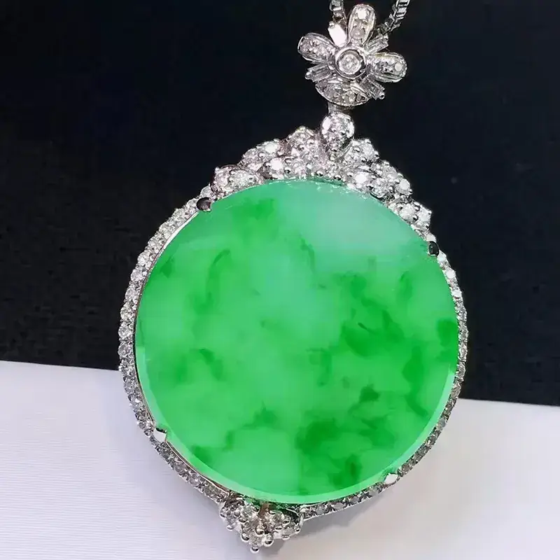 Yang Green Jade Pendant with Floating Flower Design 18K - Image 5