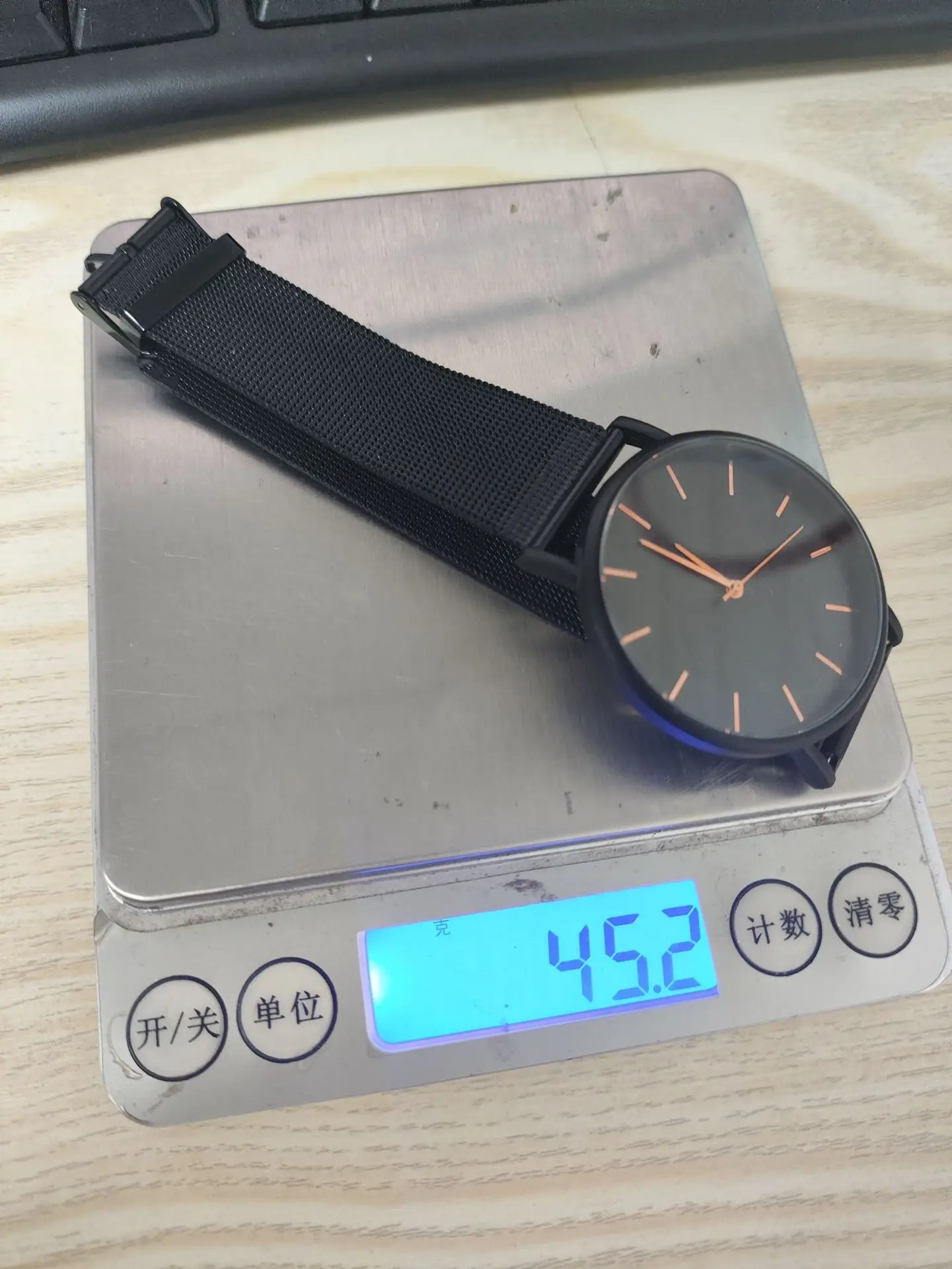 Men's Black Quartz Watch with Gold Dial & Mesh Belt — feature 7