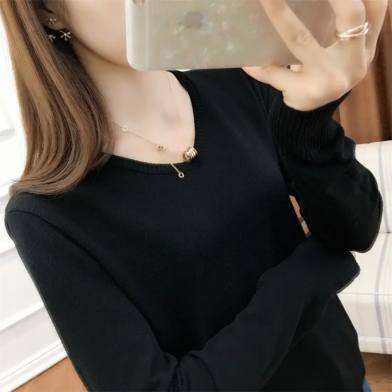 Women Woolen Round Neck Sweater Red Large - Image 7