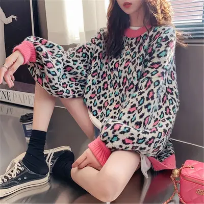 Women Leopard Print Round Neck Sweater Medium
