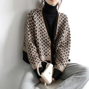 Women Leopard Print Round Neck Sweater Medium — feature 7