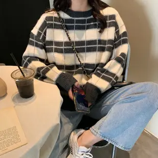 Women Leopard Print Round Neck Sweater Medium — feature 9