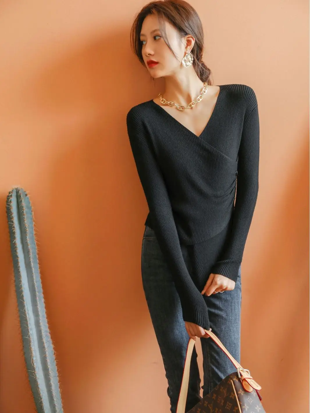 White V Neck Long Sleeve Knit Shirt for Women