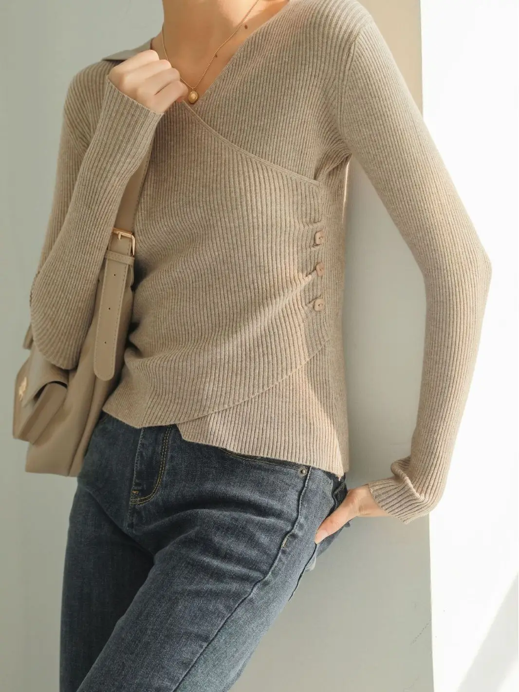 White V Neck Long Sleeve Knit Shirt for Women