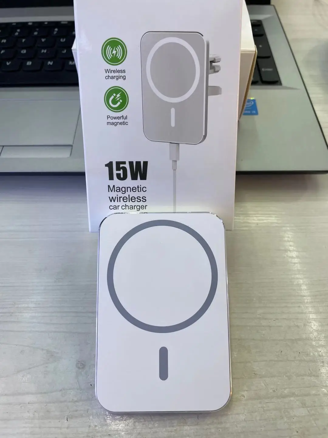 Apple 12W Magnetic Wireless Charger for iPhone - Image 3