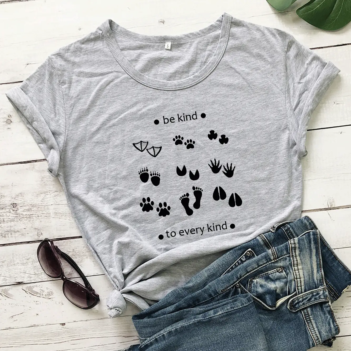 Be Kind T-Shirt for Kids with Paw Print Design - Image 3