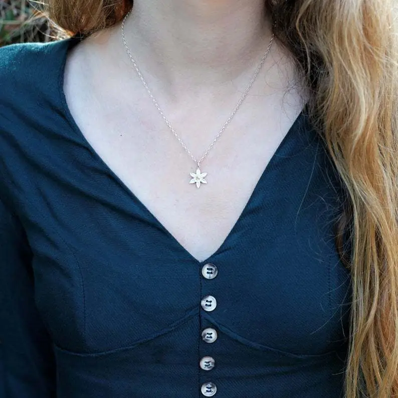 Two Color Daffodil Clavicle Necklace for Women - Image 3