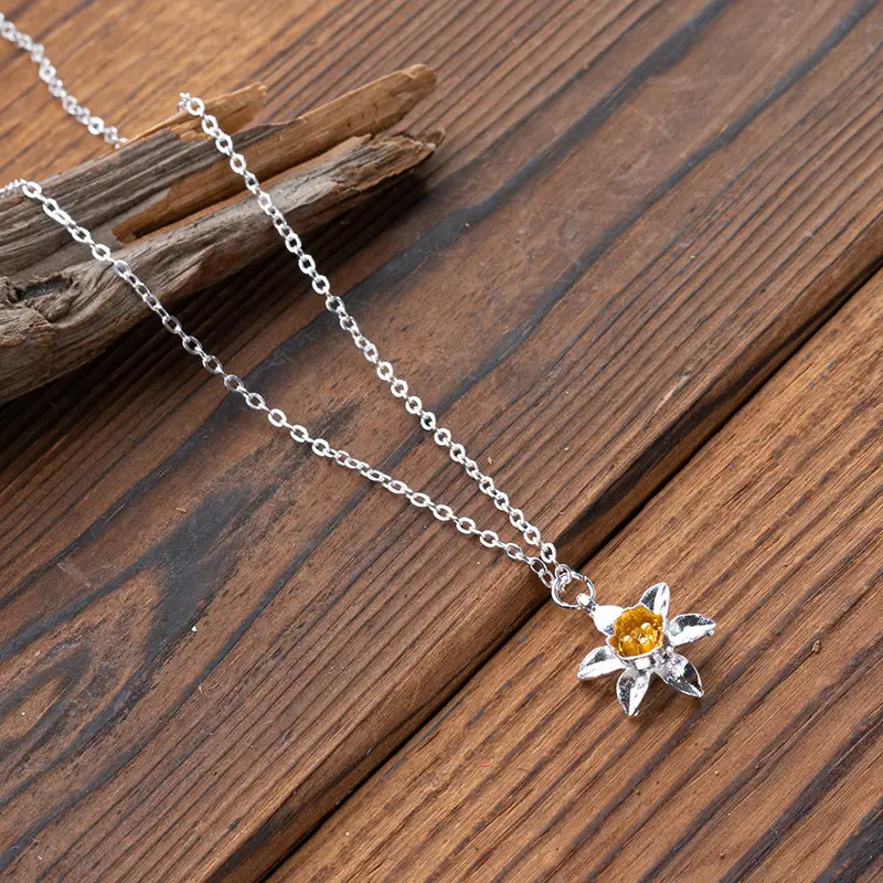 Two Color Daffodil Clavicle Necklace for Women - Image 4
