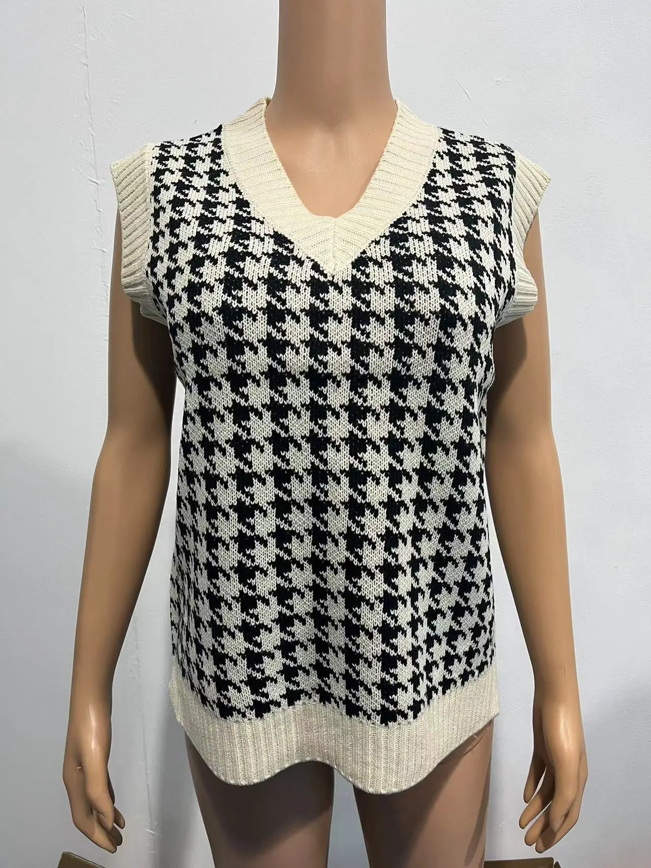 Women's New Houndstooth Knitted Vest V-Neck Sleeveless — feature 3