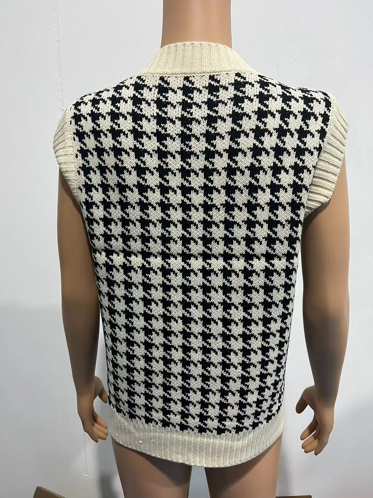 Women's New Houndstooth Knitted Vest V-Neck Sleeveless — feature 4