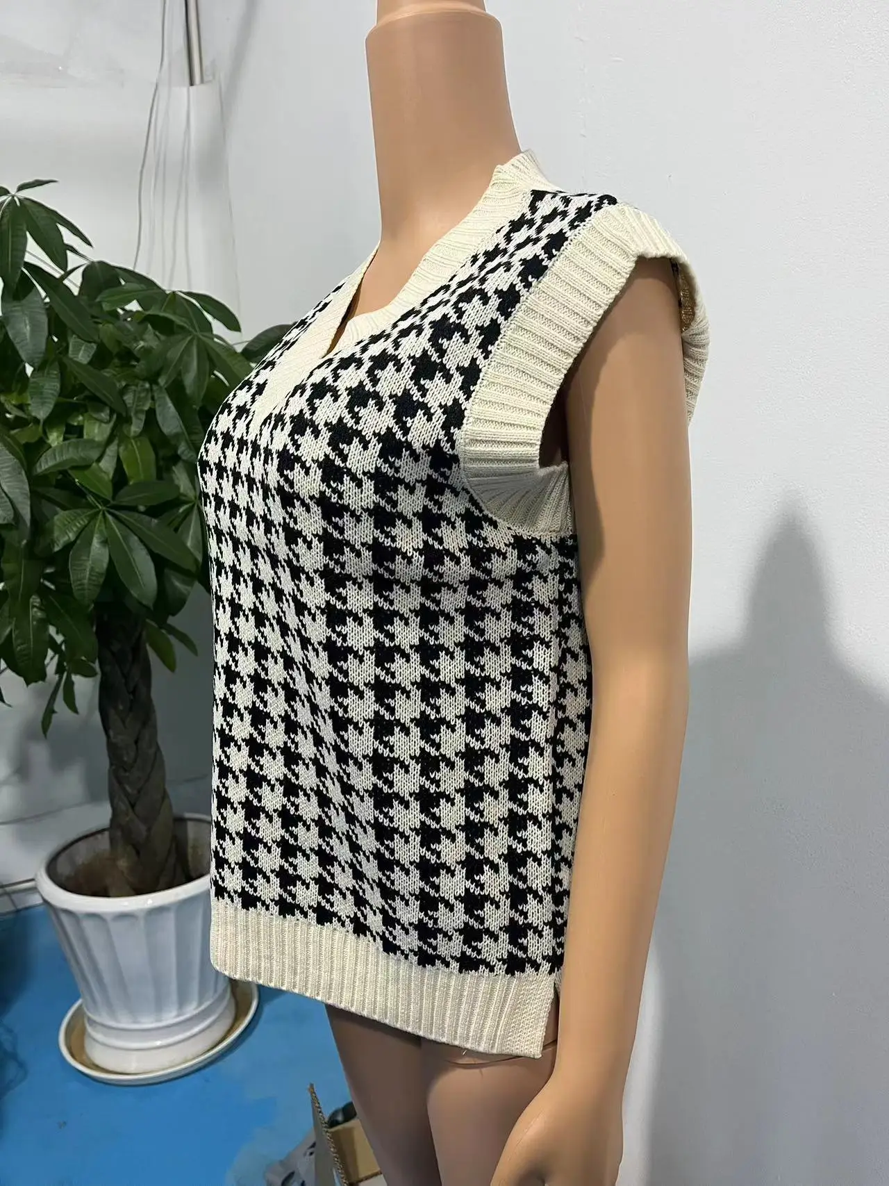 Women's New Houndstooth Knitted Vest V-Neck Sleeveless — feature 5