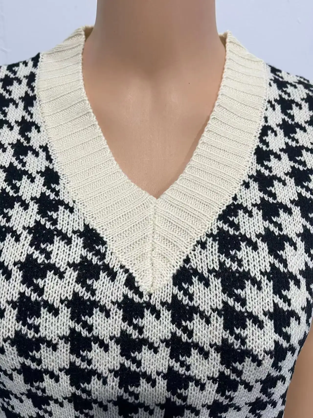 Women's New Houndstooth Knitted Vest V-Neck Sleeveless — feature 6
