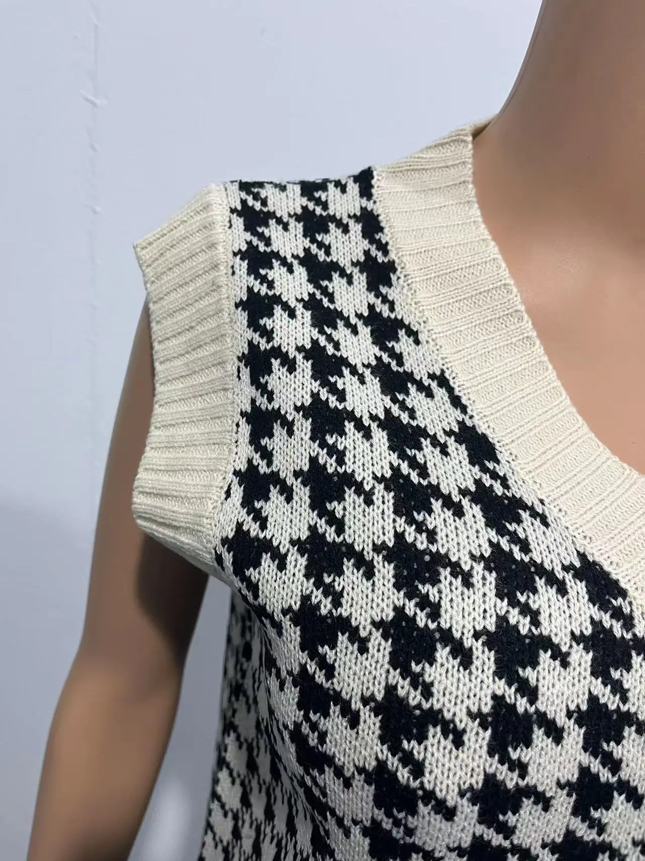 Women's New Houndstooth Knitted Vest V-Neck Sleeveless — feature 7