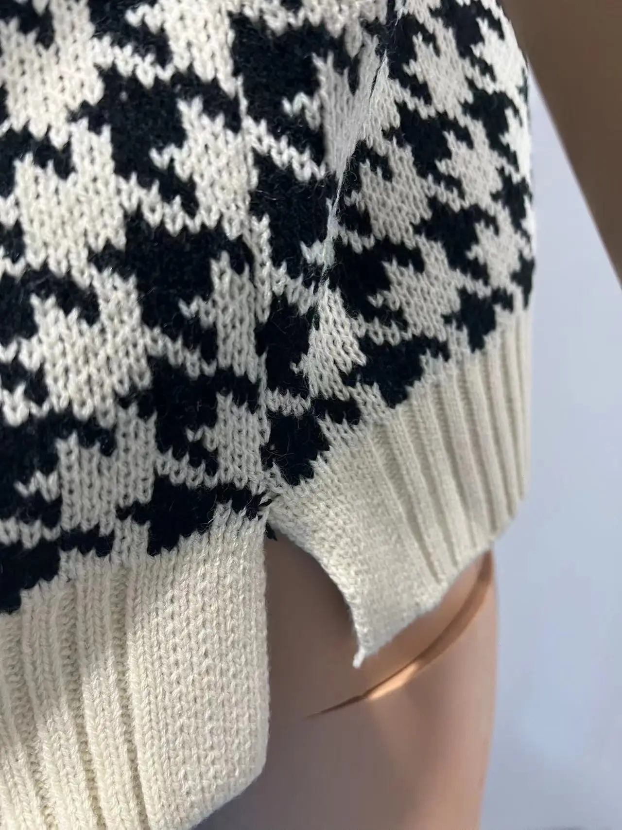 Women's New Houndstooth Knitted Vest V-Neck Sleeveless — feature 8