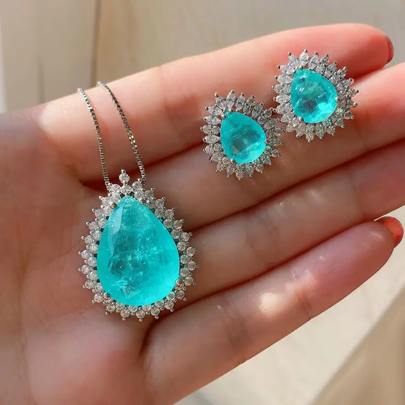 Elegant Emerald Earrings with Micro-inlaid Diamonds - Image 5