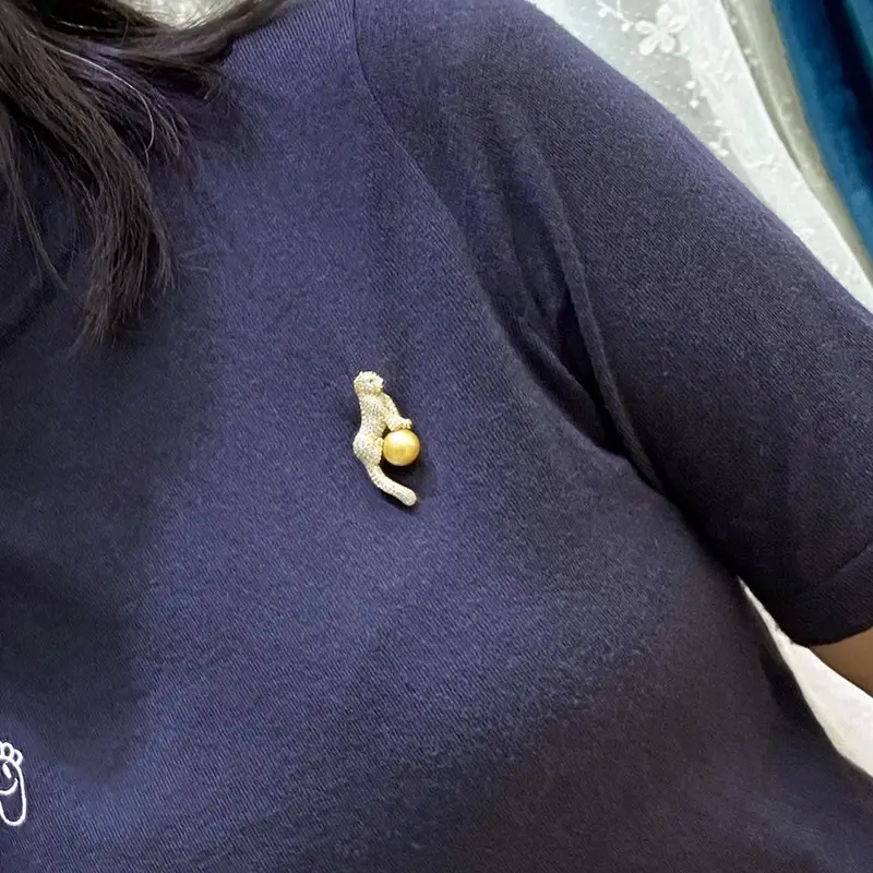 Elegant Leopard Pearl Brooch with Micro Zircon Gold Plated - Image 4
